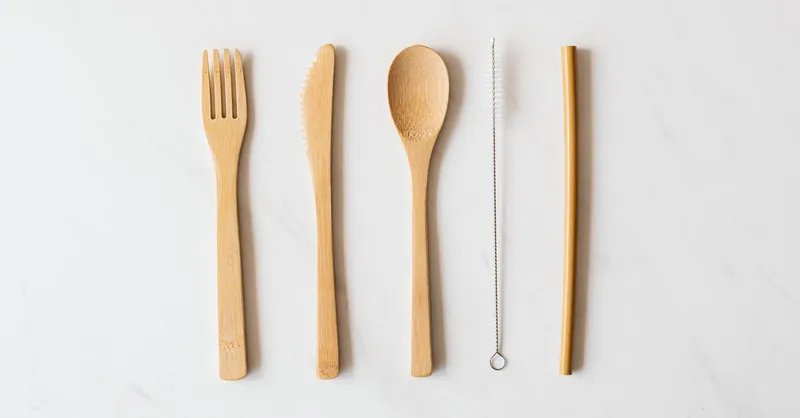 Minimalist wooden cutlery set on marble for eco-friendly dining